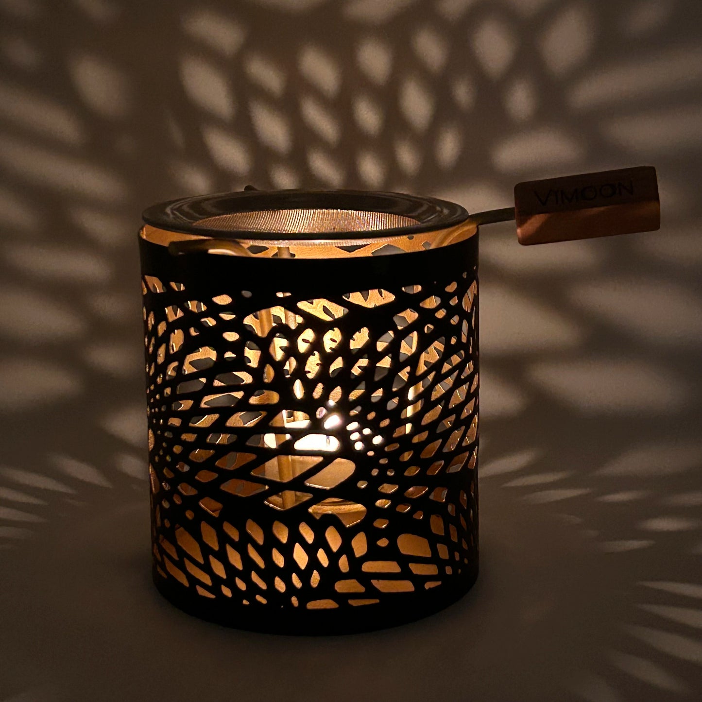 Räucherstöchen mit Räuchersieb malt bei Dunkelheit strahlende Ornamente an die Wand, dein Rauhnächte Räucherstövchen für Weihrauch und Räucherwerk