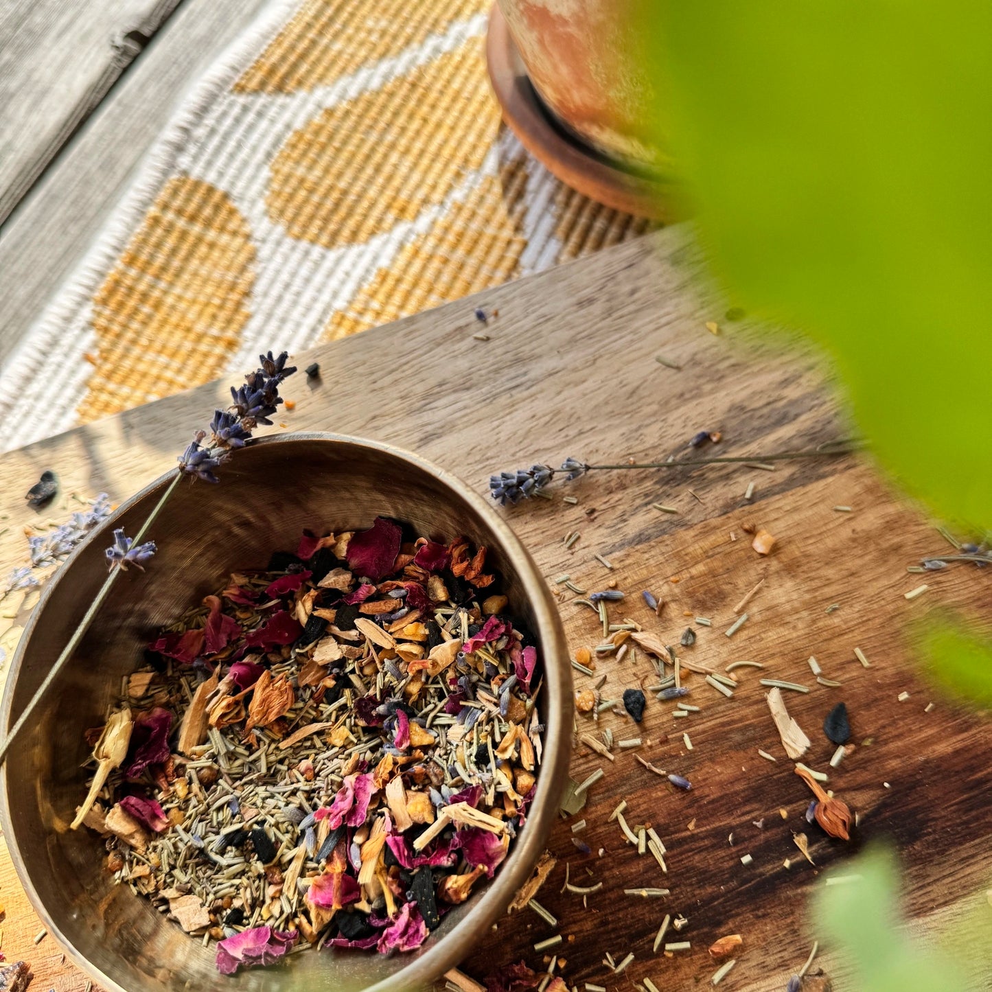 Räucherwerk, sommerliche Räuchermischung, blumiger Duft