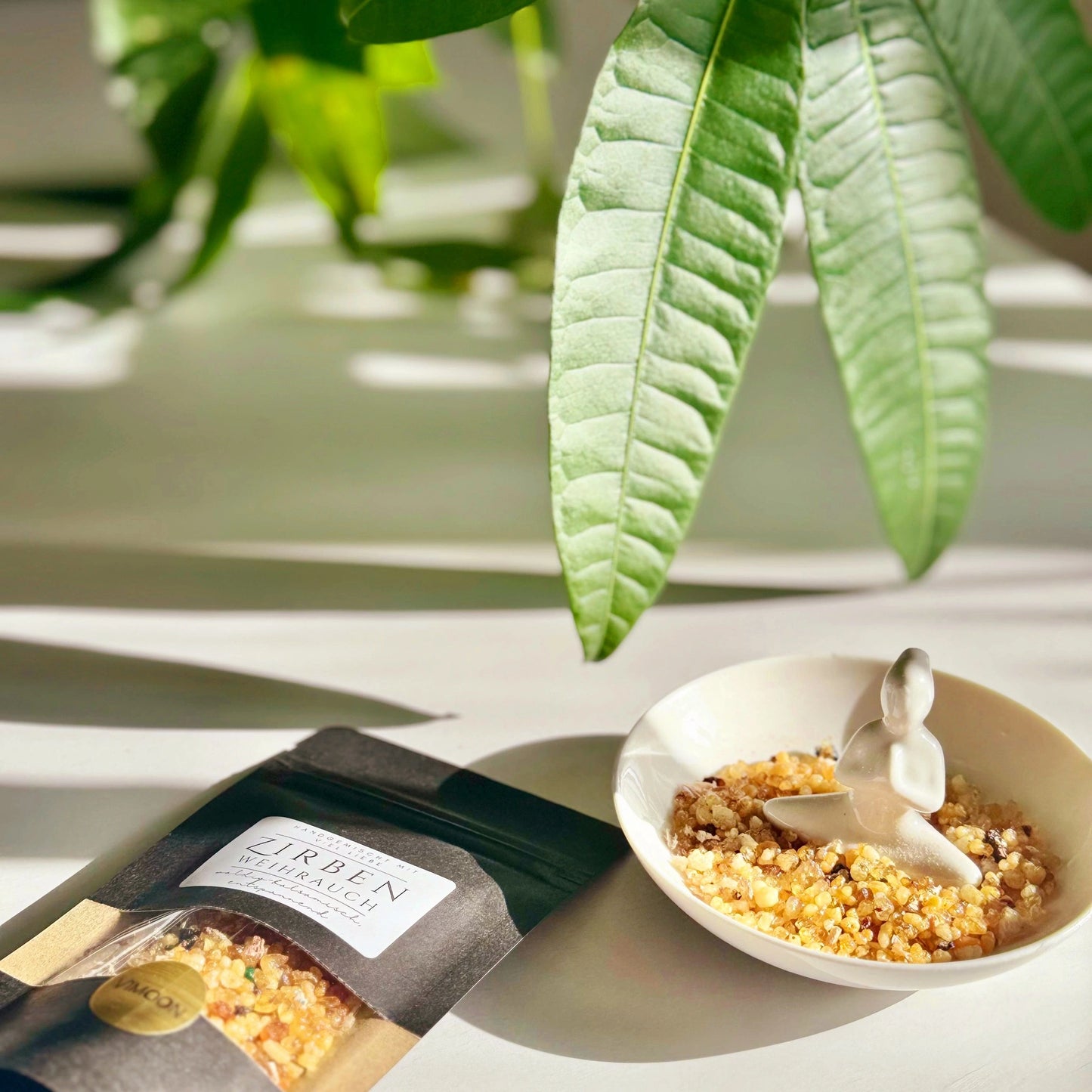 Zirbenweihrauch Räucherwerk, Zirbenduft Räuchern, eine Räuchermischung aus Zirbenholz, Weihrauch und Kiefernharz für Entspannung und Zirbenduft