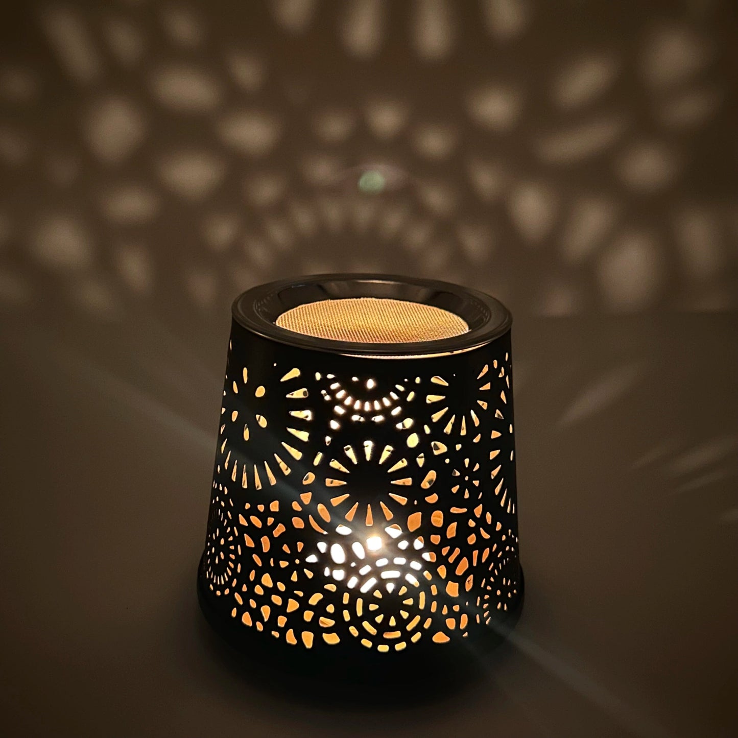 Räucherstövchen Mandala MINI – kunstvoll verziertes, konisches Räucherstövchen aus Metall mit Bläschen-Dekor, ideal für Räucherwerk, Kräuter, Blüten und Harze. Perfekt für Räucherrituale, Meditation, Yoga und die Rauhnächte. Inklusive Räucherplättchen für ein intensives Dufterlebnis. 