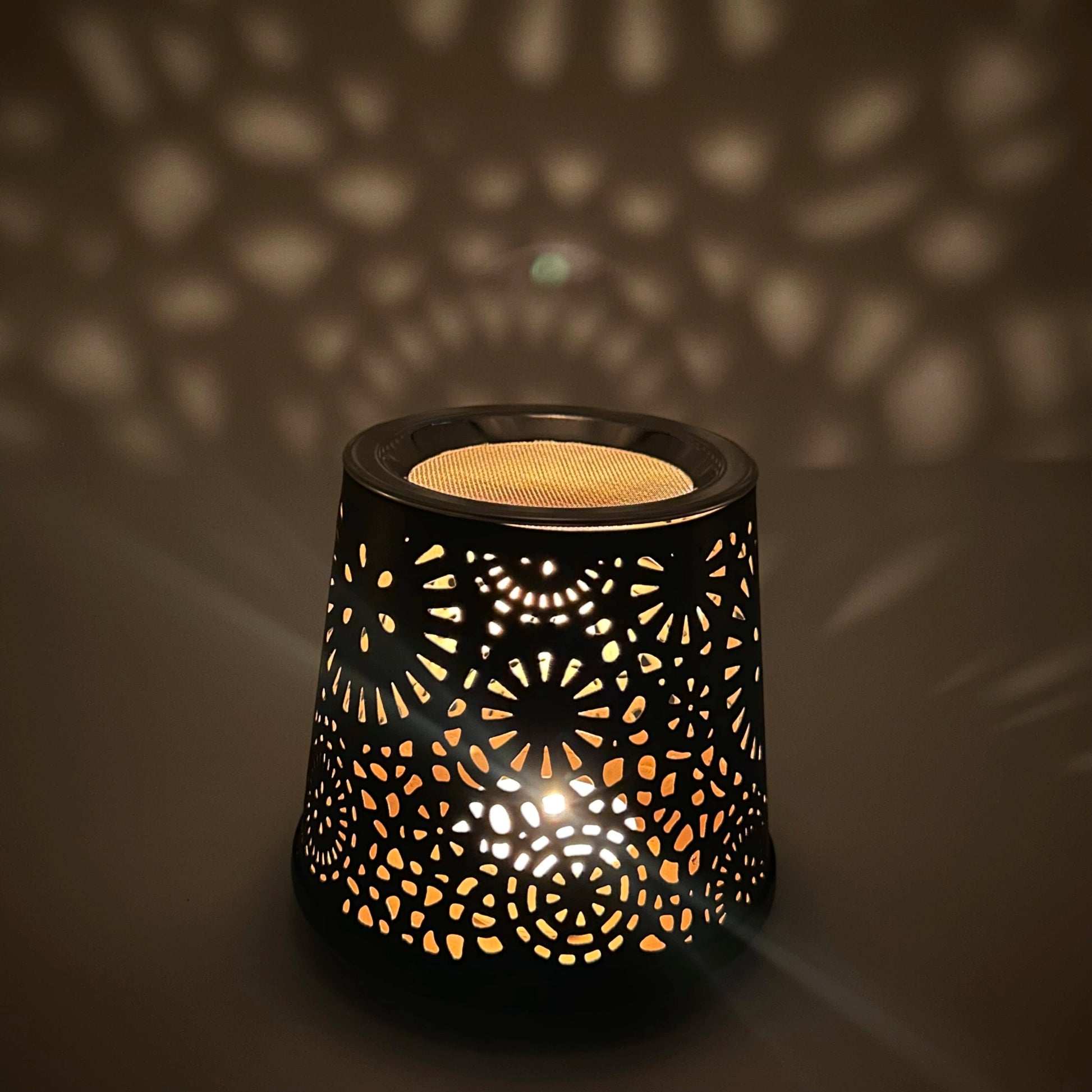 Räucherstövchen Mandala MINI – kunstvoll verziertes, konisches Räucherstövchen aus Metall mit Bläschen-Dekor, ideal für Räucherwerk, Kräuter, Blüten und Harze. Perfekt für Räucherrituale, Meditation, Yoga und die Rauhnächte. Inklusive Räucherplättchen für ein intensives Dufterlebnis. 