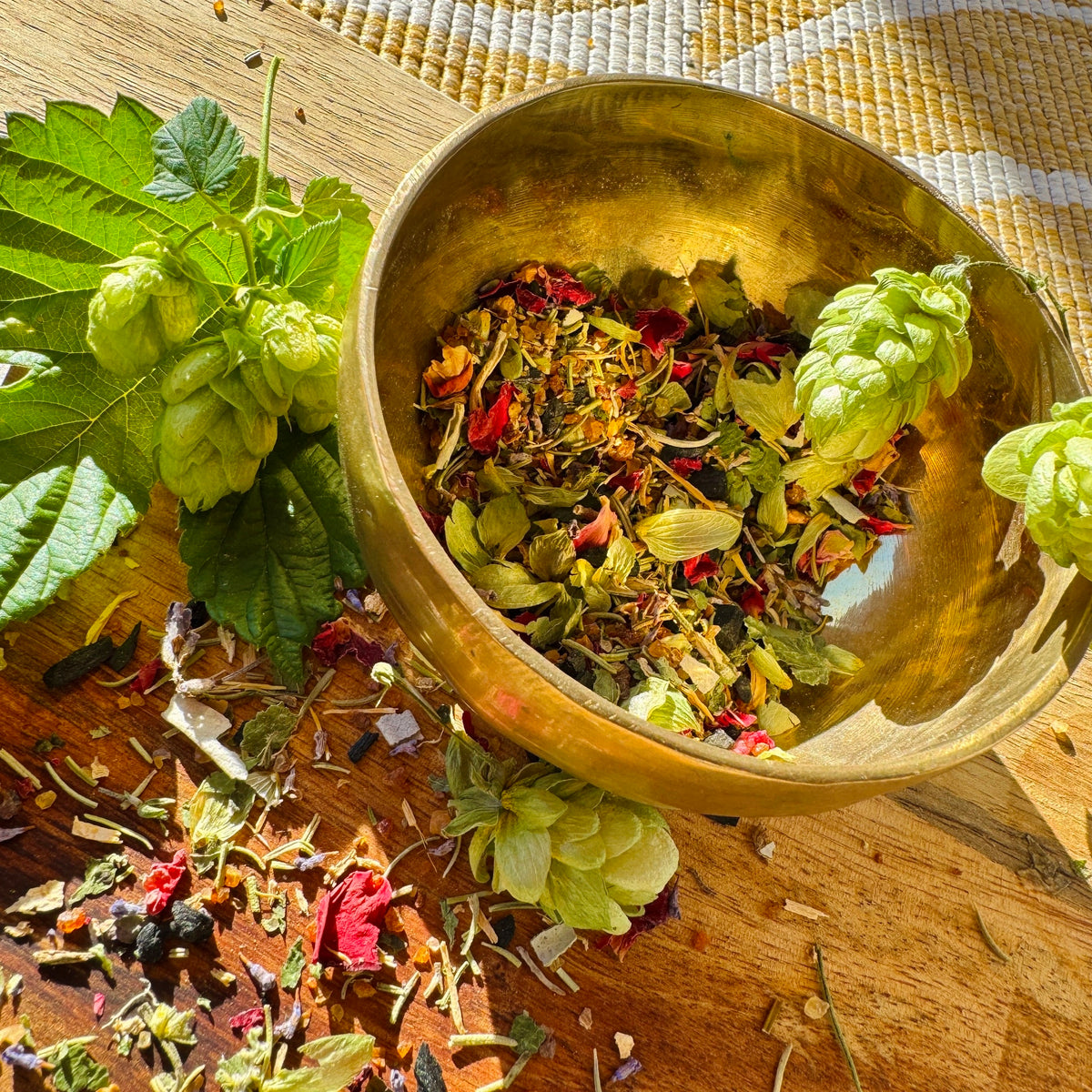 Räuchermischung mit Myrrhe, Lavendel, Rosmarin, Rosenblüten, Salbei für einen hygge Herbst