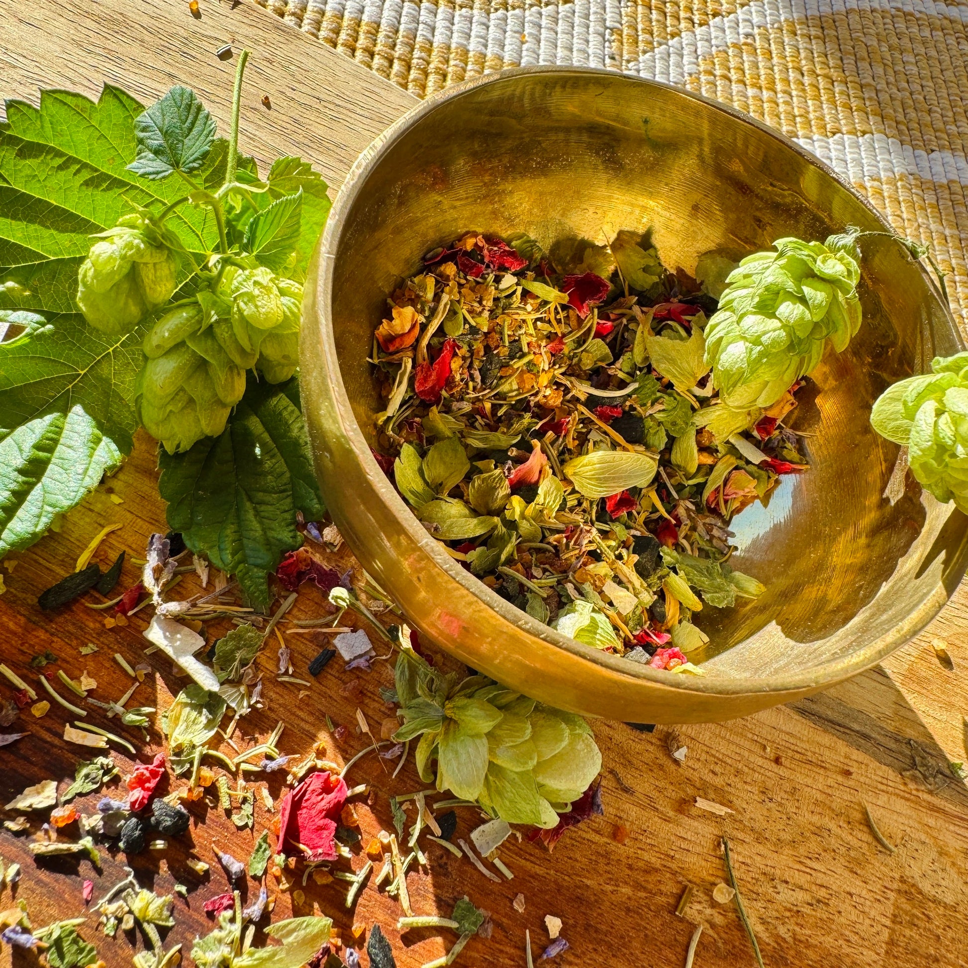 Räuchermischung mit Myrrhe, Lavendel, Rosmarin, Rosenblüten, Salbei für einen hygge Herbst