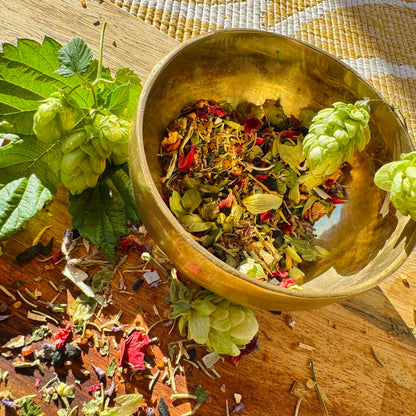 Räuchermischung mit Myrrhe, Lavendel, Rosmarin, Rosenblüten, Salbei für einen hygge Herbst