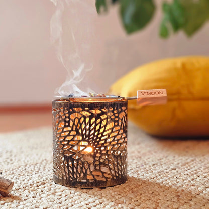 Goldenes Räucherstövchen, ornamental verziert, mit handgemachten Teelichteinsatz, Räuchersieb und Räucherplättchen das Weihrauch aus dem Oman verglimmt– ideal für Rauhnächte und tägliche Räucherrituale