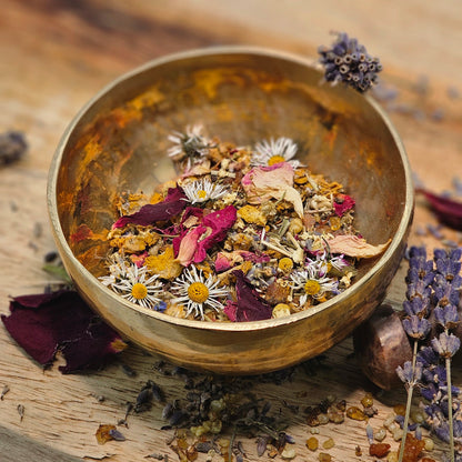 Räucherwerk mit Weihrauch, Blüten und Harzen für spirituelle Rituale, Rauhnächt und Meditation