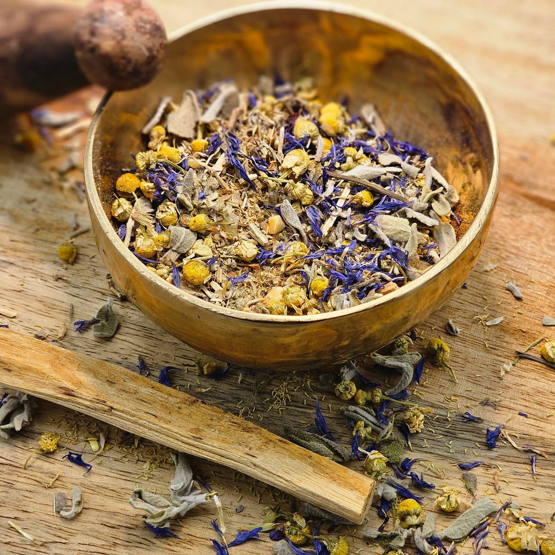 Räucherwerk für Balance mit  weißer Salbei, Copal, Kamille, Bodhi-Baum, Palo Santo