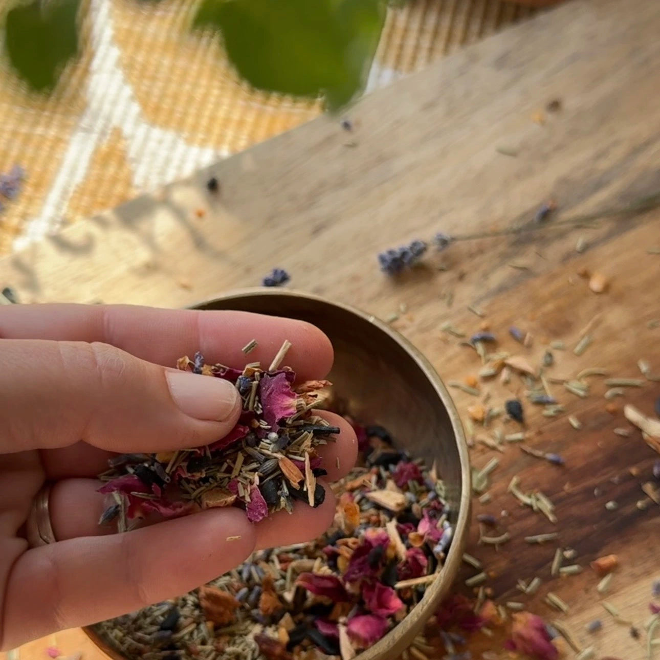 Räucherwerk, sommerliche Räuchermischung mit Lavendel, Rosenblüten, Rosmarin, Zedernholz u.a