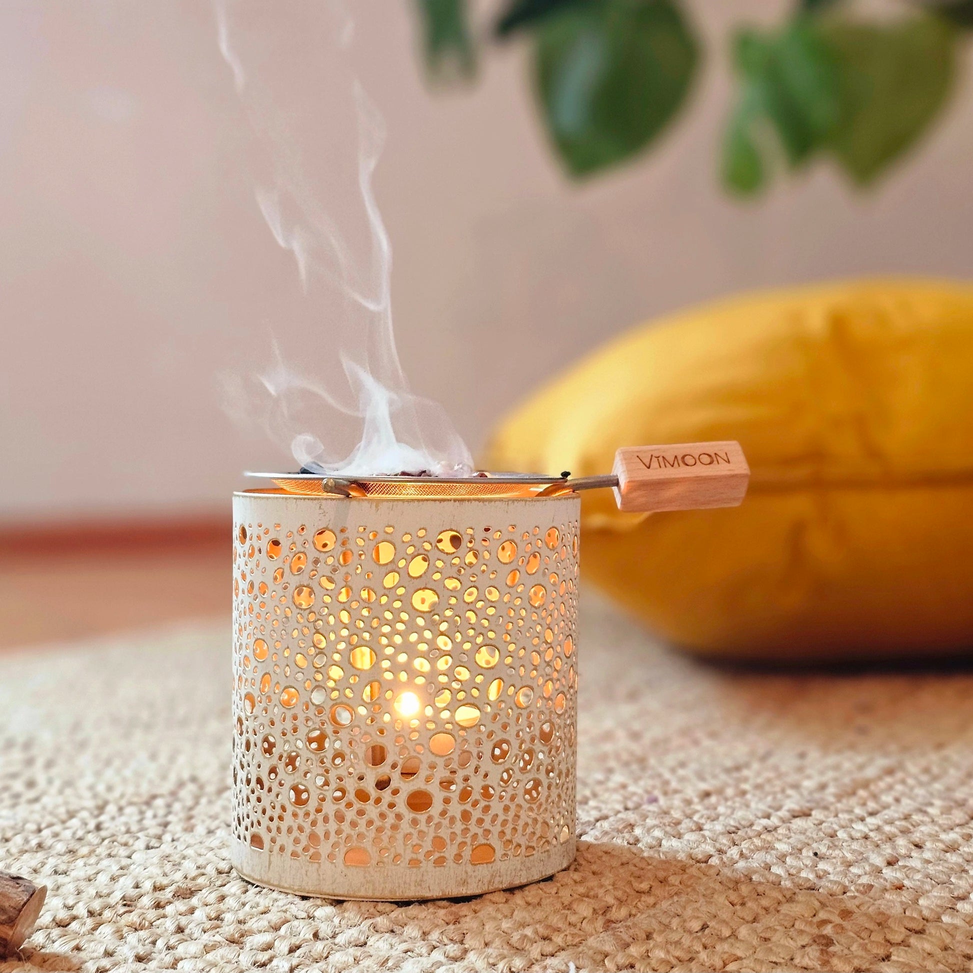 Räucherstövchen / Weihrauch Brenner weiß mit silbernen Räuchersieb, auf dem Weihrauch aus dem Oman brennt mit Teelichteinhänger für Weihrauch und Räucherwerke