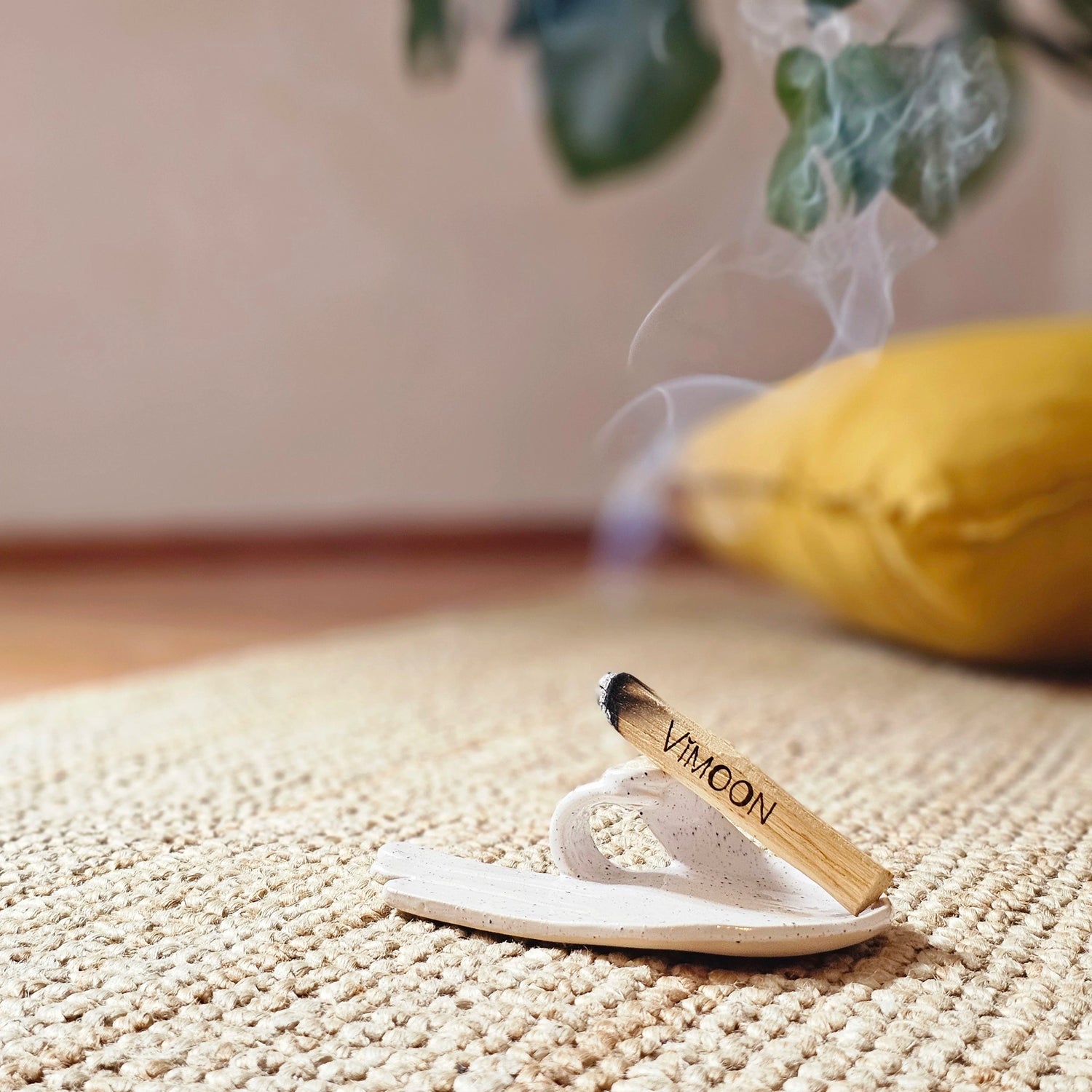 Rauchendes Palo Santo Holz für eine reinigende und entspannende Atmosphäre